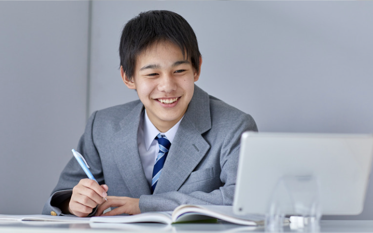 学習に取り組む生徒