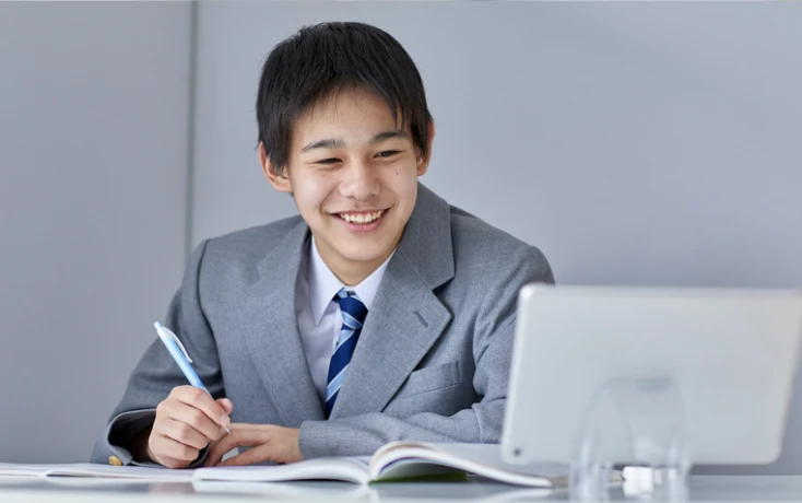 学習に取り組む生徒